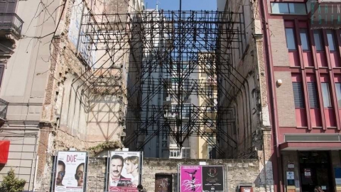 Bari, tra due palazzi di piazza Umberto c'� un ''buco'': �Un orrore, � l� da 40 anni�
